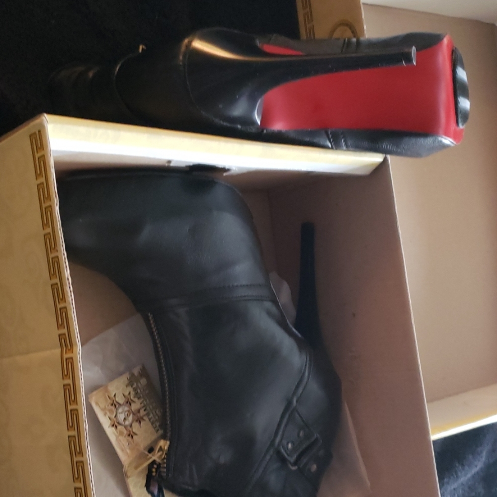 Vertalhi boots with heels brand new